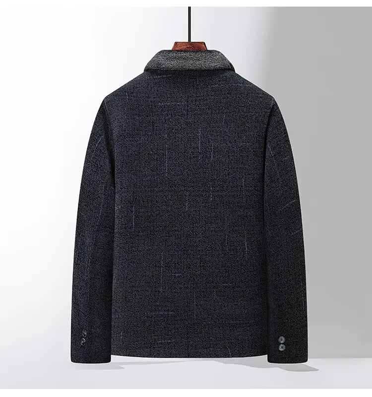 Abrigo tipo gabardina de mezcla de lana para hombre en gris oscuro, con un patrón de textura sutil y un cuello de piel acanalado cómodo para el uso en invierno.
