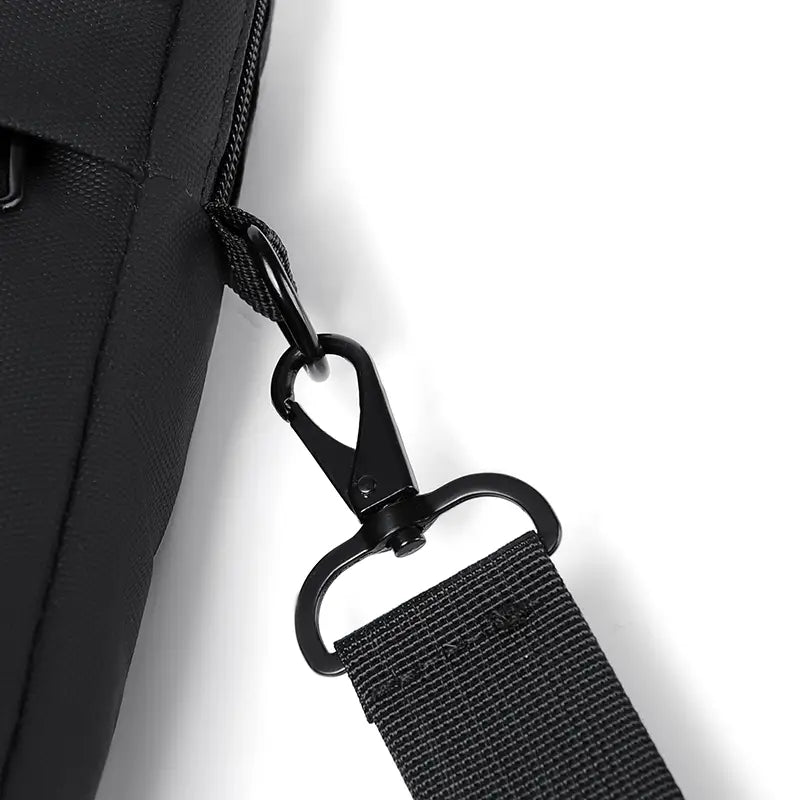 Sacoche professionnelle pour ordinateur portable en attaché/porte-documents, dotée d’une sangle en nylon noir avec un mousqueton en métal noir.