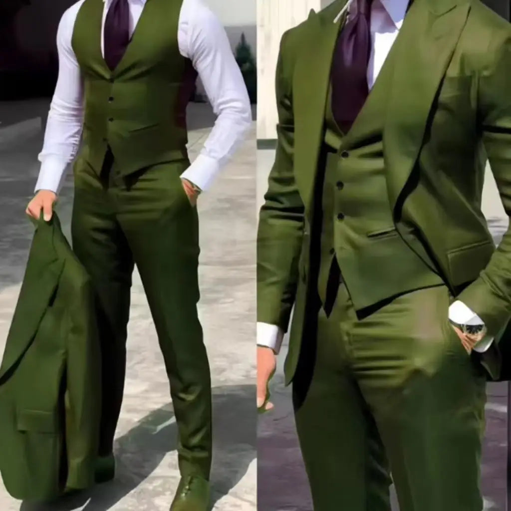 Smoking trois pièces ajusté pour homme en vert olive, confectionné dans un tissu lisse, avec un tour de poitrine ajusté et un type de fermeture par boutons.