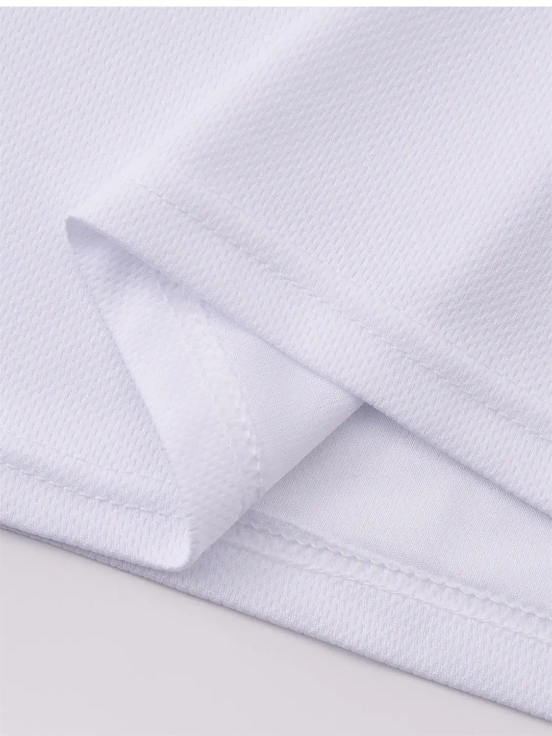t-shirt d’été pour homme Nautica, imprimé graphique en lettres, mettant en valeur un tissu blanc texturé, avec des coutures nettes et régulières le long des bords repliés