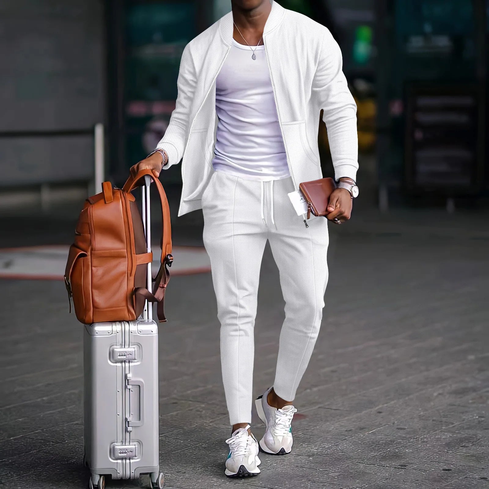 Maleta plateada de aluminio con mochila de cuero color cuero sobre la parte superior, que destaca en la colección del conjunto informal de deporte tipo gofre para hombre.