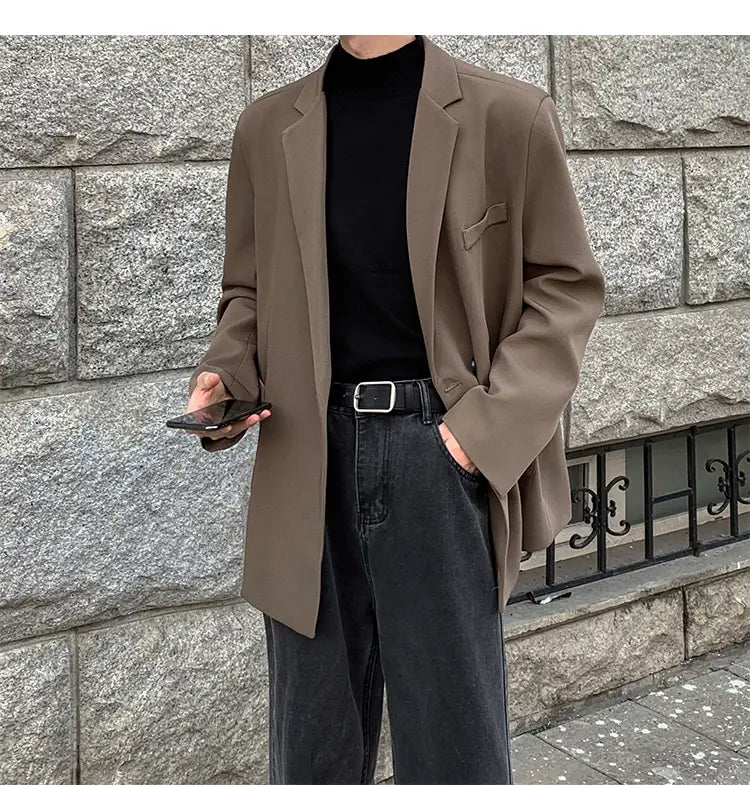 Blazer de doble botonadura casual para hombre de chaqueta de traje de poliéster, en marrón oversize entallado, con corte moderno y elegante y textura sutil.