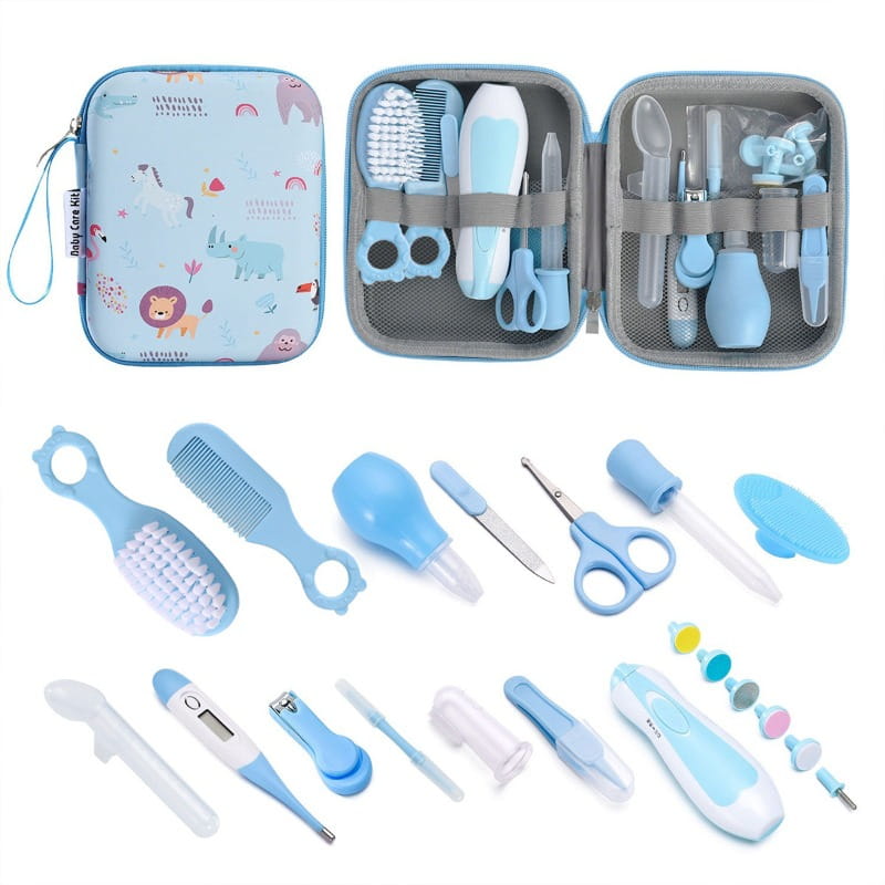 hellblaues und weißes Baby-Pflege-Set mit 20-teiligen Pflege- und Gesundheitswerkzeugen, ordentlich in einer weichen, cartoonartig gemusterten Tragetasche für Säuglingspflege und -hygiene organisiert.