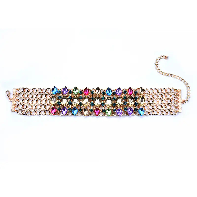 Un collier ras-de-cou en chaîne à tons dorés, orné de rhinestones facettés colorés en bleu, rose, violet, vert et jaune, pour vente en gros de colliers choker en strass cristal