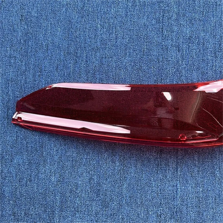 Couvre-miroir latéral de véhicule en plastique rouge translucide brillant avec un design courbé élégant pour le couvre-car­ter de remplacement du feu arrière Audi Q7 2020-2024.