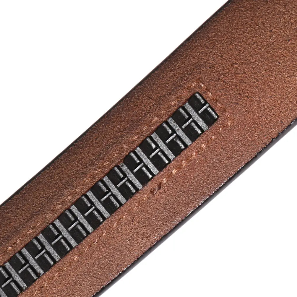 Sangle de ceinture en cuir à cliquet sans trous 3,5 cm pour homme en cuir marron, avec une bande à motif géométrique noir et argent.