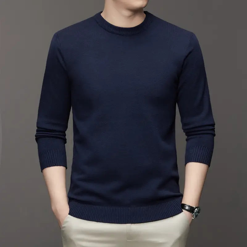 Klassischer Herren-Strickpullover mit Rundhalsausschnitt in marineblau mit gerippten Bündchen und Saum, von der Rückseite dargestellt.