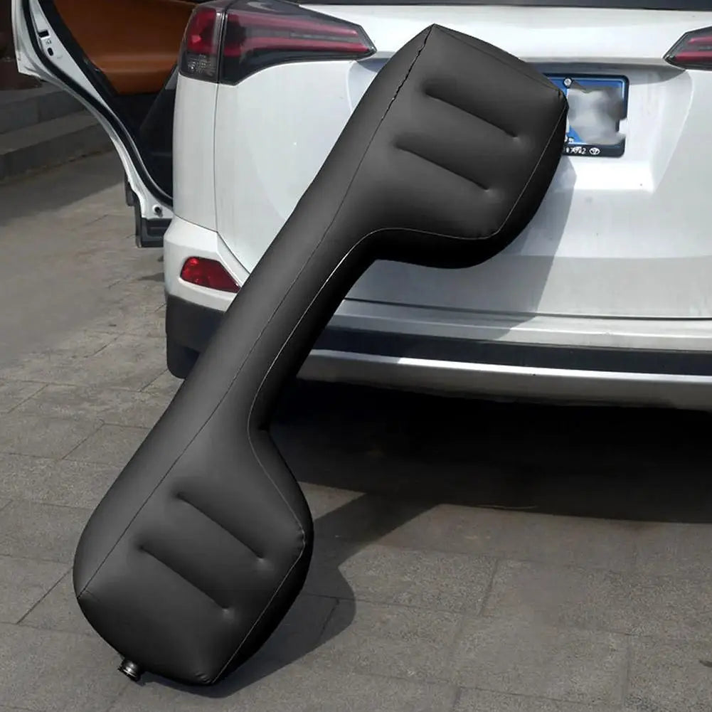 Schwarze gepolsterte Abdeckung für den Türgriff am Auto mit modernem, konturiertem Design und genähten Zierelementen für eine aufblasbare Autoluftmatratze für den Rücksitz, Reiseluftbett, von der Rückseite dargestellt