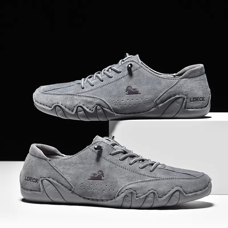 baskets décontractées en daim gris pour homme, dotées d’une semelle texturée à motif ondulatoire et d’un marquage discret, conçues pour un usage décontracté
