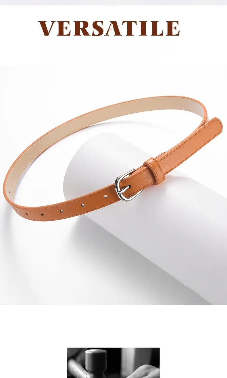 Ensemble de ceintures fines en cuir pour femmes polyvalent, comprenant une ceinture en cuir camel avec une boucle à tons argentés et des surpiqûres espacées de manière régulière.