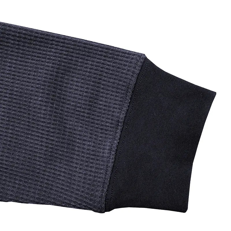 Herren-Waffel-Langarm-Henleyhemd in dunkelgrauem, geripptem Strickstoff mit kontrastierend schwarzem elastischem Bündchen, für lässige Kleidung.