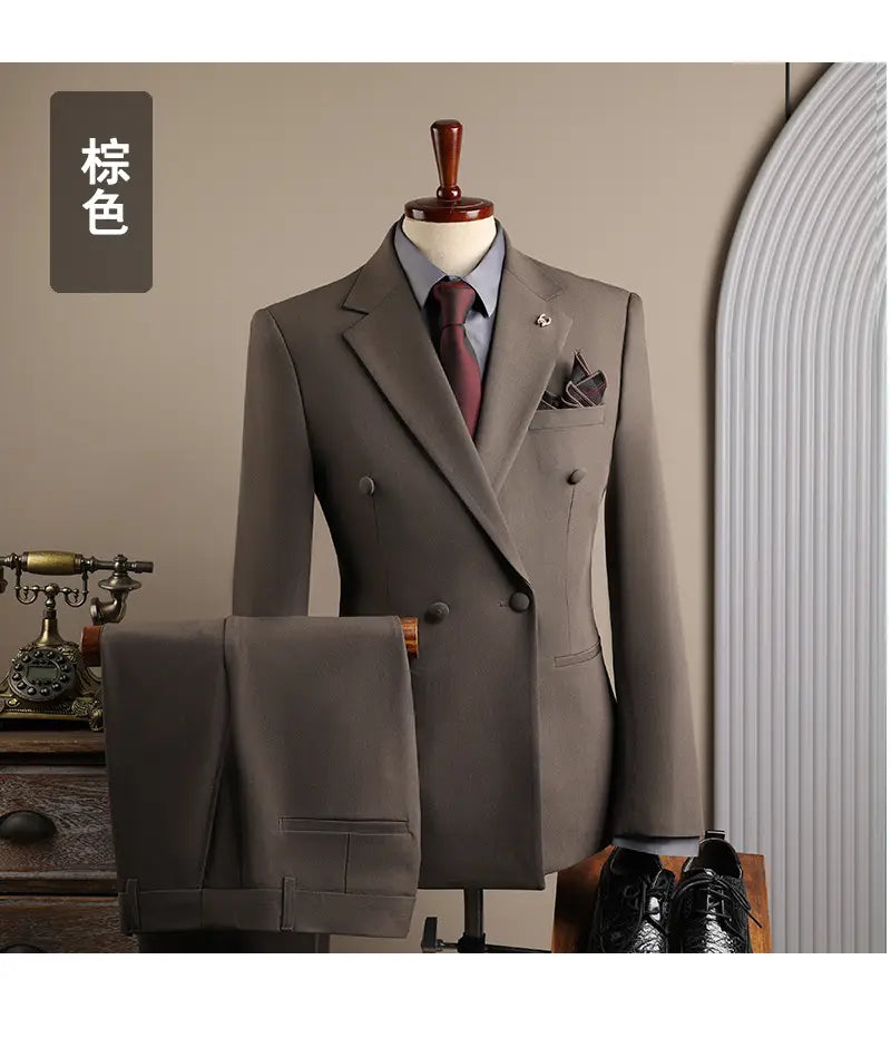 Veste de costume d’affaires pour homme brune slim fit à double boutonnage, avec pantalon assorti sur mannequin, idéale pour les occasions d’affaires en mode masculine et de soirées décontractées.