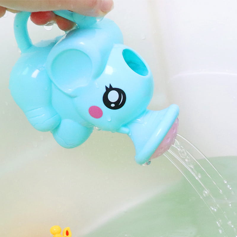 Hellblaues Baby-Bade-Spielzeug aus Kunststoff in Form eines Elefanten mit pinken Wangen, schwarzen Augen und einem Auslauf, der Wasser versprüht.