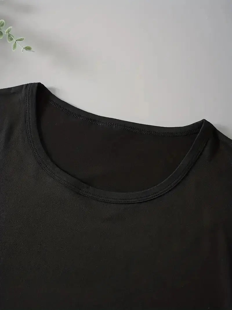 schwarzes Kurzarm-Freizeit-T-Shirt aus weichem Baumwollstoff mit Erdbeerprint-Design.