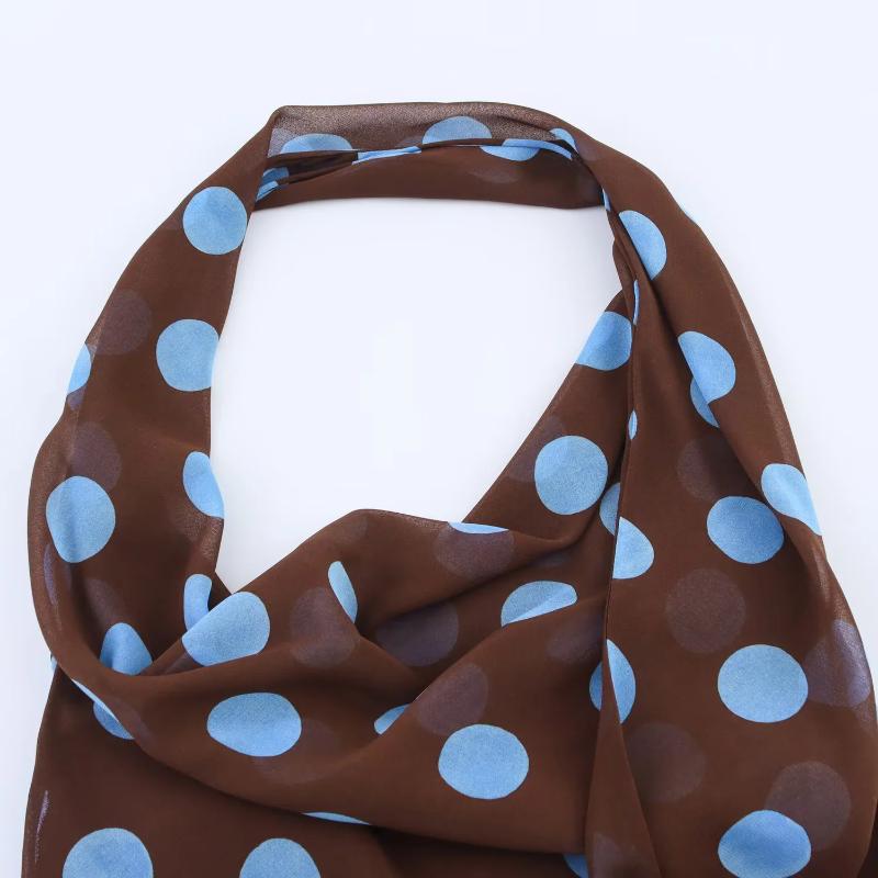 Brauner Schal mit hellblauen Punkten, kombiniert mit einem Damen-Set aus Polka-Dot-Midi-Rock mit Wickelkragen aus Chiffon in ausgewählter Größe.