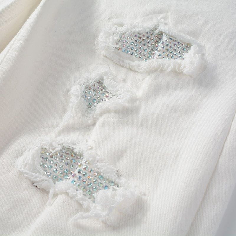 Jean en denim blanc pour homme, coupe ajustée, présentant des zones délavées à franges et des patchs déchirés, rehaussés de strass étincelants.