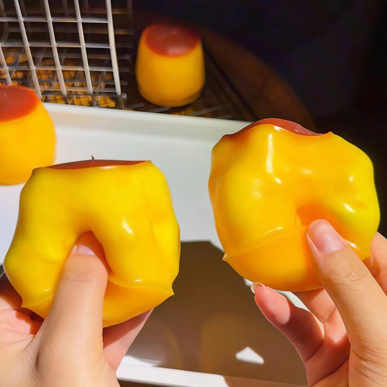 jouet à mâcher et à malaxer en forme de fromage, conçu pour soulager le stress, texture souple et molle, en forme de dessert gélatineux jaune brillant, avec un cœur de gelée rouge évoquant une pomme, pour apaiser le stress et la relaxation liés au jouet.
