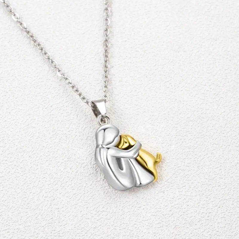 Collar de perro bicolor plata y oro, bonito, con un diseño de abrazo estilizado ideal para colgantes de cachorro para niña y collares de colgantes de cachorro.