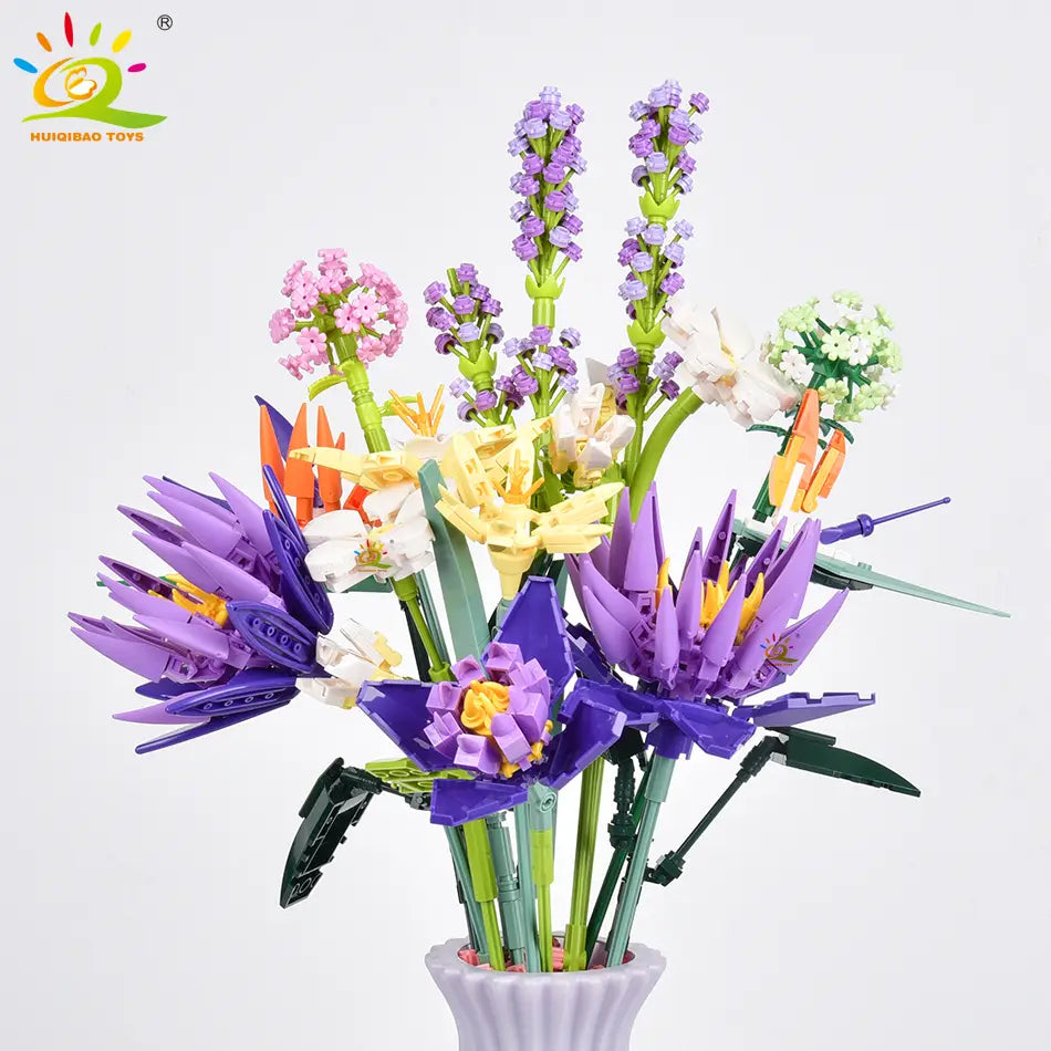 Un ensemble de bouquet de fleurs en briques conçu avec des fleurs Lego violettes, roses, blanches et orange, assemblées avec minutie, disposées dans un délicat vase lavande pour les amateurs de blocs.
