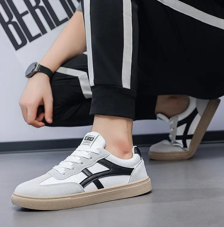 Sneakers décontractées pour hommes, chaussures de marche légères, avec des baskets Onitsuka Tiger blanches et noires, dessus en daim, superpositions en toile et semelle extérieure en caoutchouc beige.