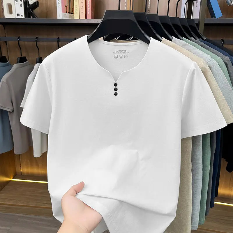 Camisa tipo henley para hombre de manga corta en blanco con botones negros y un sutil escote en V, diseñada como camiseta informal tipo henley con textura.