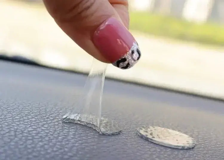 表面に凹凸のある、透明なクリア接着テープで、かわいいカップルのカー・ダッシュボード用レジンオーナメントの付け外しのためにはがされるもの。