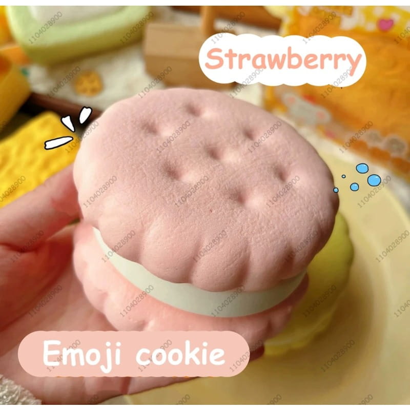 Ein weichrosa langsam ansteigendes großes Keks-Knautschspielzeug, geformt wie ein realistisches Erdbeer-Eiscreme-Sandwich.