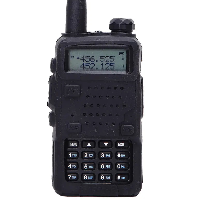 デジタル表示とキーパッドを備えた、耐久性のあるシリコーンラバーで包まれた黒の頑丈なバオフェン UV-5R トランシーバー。