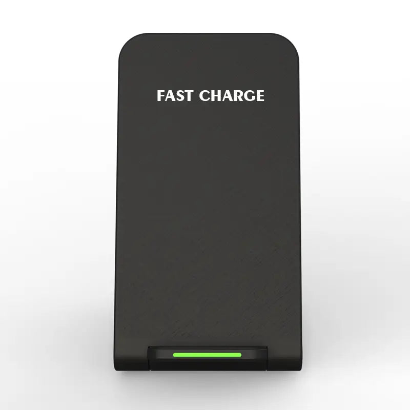 Type C充電に対応したブラックの30W高速ワイヤレス充電器で、白色の「ファストチャージ」表記と、ワイヤレス充電のために底部に配置された緑色のインジケーターライトを備えています。