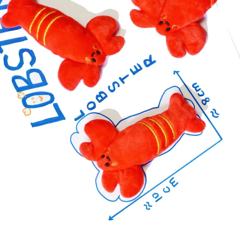 bogavantes de peluche rojos brillantes con franjas amarillas y ojos negros bordados, elaborados con material blando, que sirven como juguetes de peluche interactivos para perros, animales marinos de peluche.