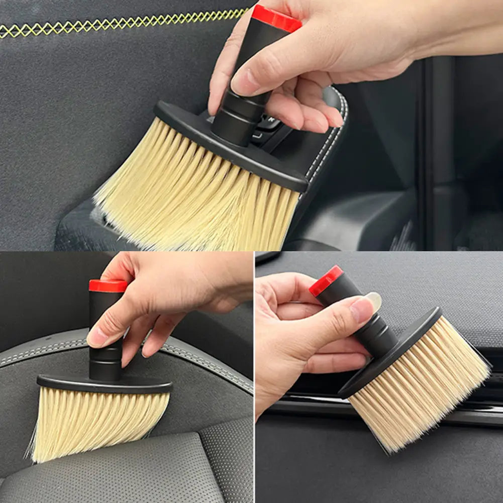 Detailbürste für die Autopflege mit weichen sandfarbenen Borsten und einem schwarzen und roten Griff, ausgelegt für die Innenraumreinigung.