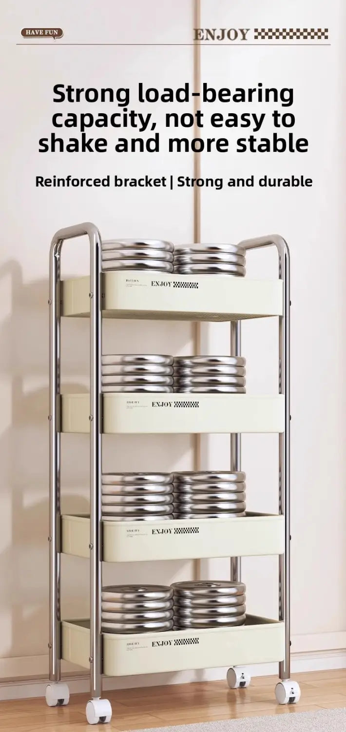 Ein Rollregal mit vier Ebenen mit elegantem Edelstahlrahmen und cremefarbenen Kunststoffböden, das gestapelte metallische Tabletts hält, zur Verwendung als mehrstufiger Kunststoff-Organizer