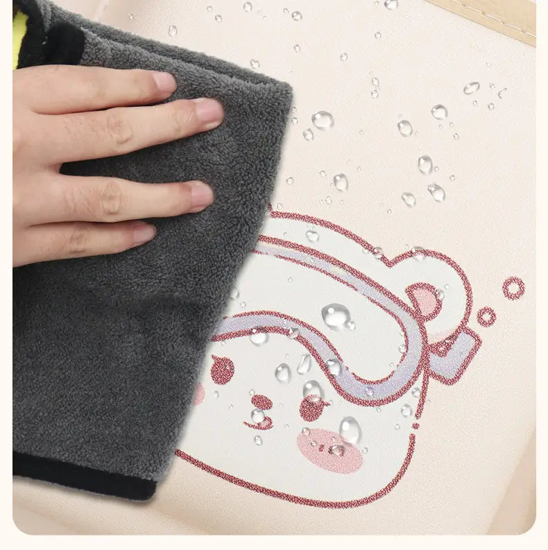 Paño de limpieza de microfibra suave en color gris oscuro con un diseño adorable de personaje de dibujos animados rosa y blanco para su uso como almohadilla de almacenamiento para organizadores del asiento trasero del coche.