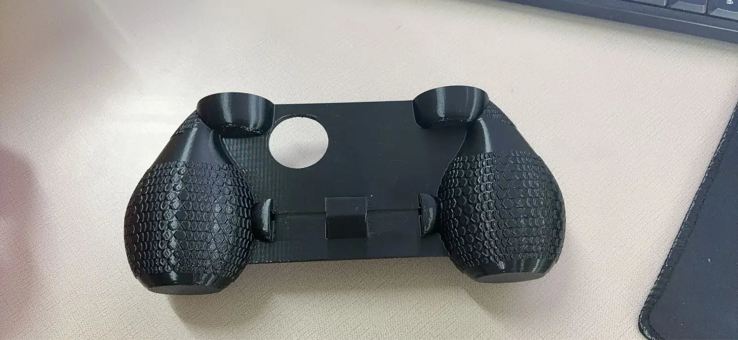 テクスチャ加工されたダイヤモンド柄の表面と丸みのあるエルゴノミックハンドルを備えた、ゲームコントローラー用 Ayn Thor エルゴノミックグリップ保護ケース。ブラックの3Dプリントです。