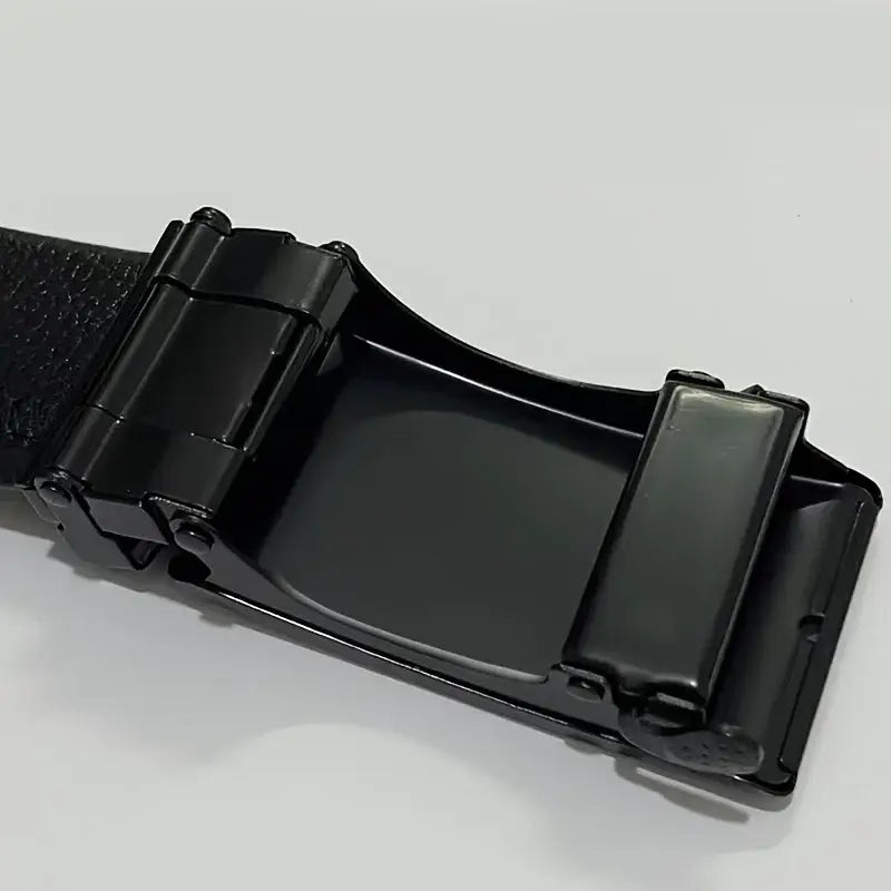 Ceinture en cuir pour homme à boucle automatique, avec une boucle automatique à finition mate noire et une sangle texturée.