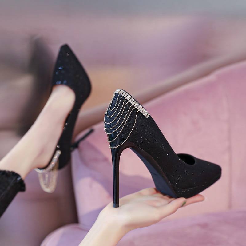 Schwarze, glitzernde High-Heel-Pumps mit Strass- und Kettenverzierung auf der Rückseite, entworfen als Kristall-Hochzeitschuhe, Plateau-Bridal-Heels.