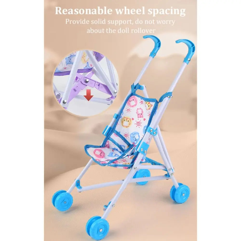 Blauer und weißer Puppenkinderwagen mit gepolstertem Sitz aus gemustertem Stoff mit Cartoon-Tiermotiven, für die Nutzung als Puppenwagen.