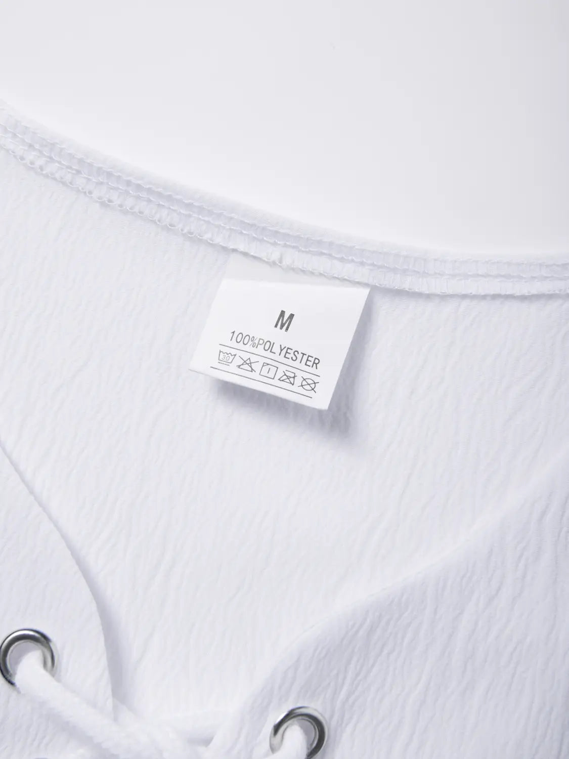 Herren-Schnürstrick-Ärmellos-Top, lässiges Shirt ohne Ärmel in Weiß aus zerknittertem Polyester mit Schnürung vorne und silberfarbenen Ösen.