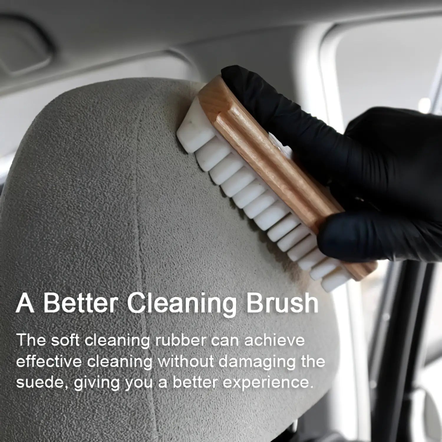 Cepillo de limpieza para interior de coche de ante Alcántara con una cabeza de cerdas de goma blanca y suaves y un mango de madera clara diseñado para un cuidado delicado del ante.