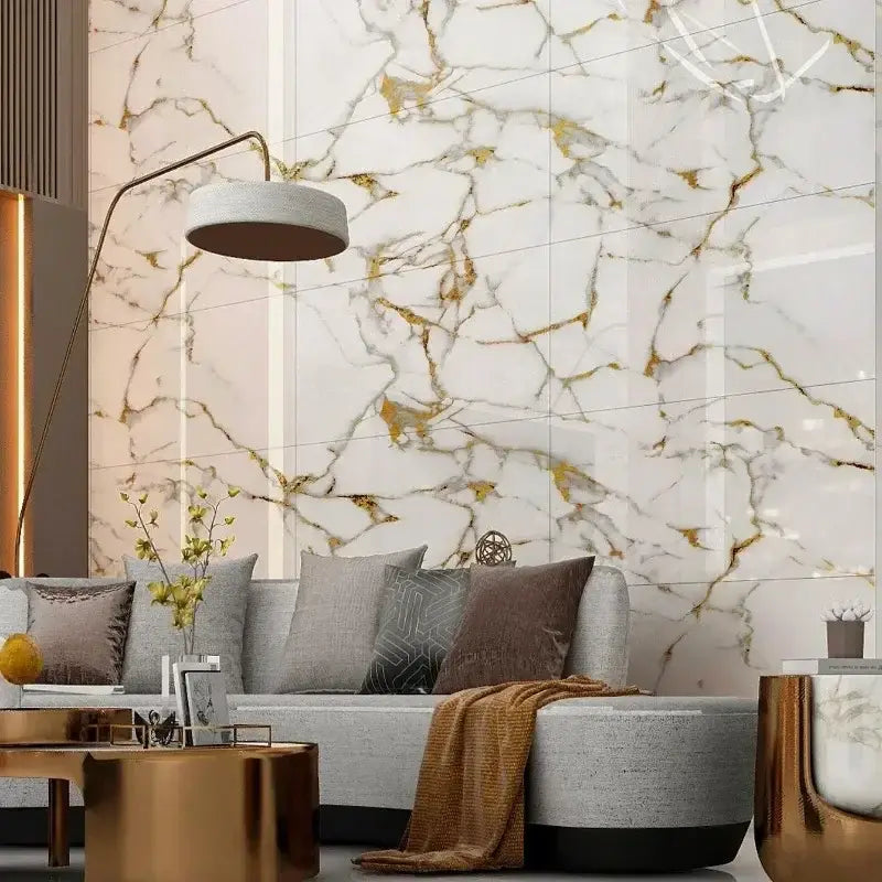 Pegatinas para azulejos de mármol blanco y con vetas doradas con respaldo adhesivo, diseñadas como paneles impermeables autoadhesivos para decoración de paredes.