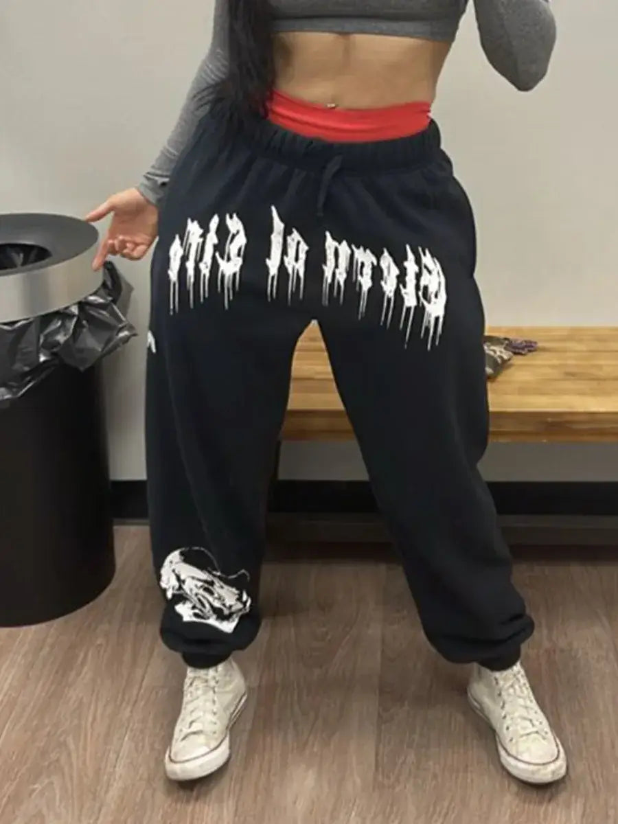 Pantalons d’entraînement graphiques pour hommes, sweatpants noirs, avec des lettres blanches qui s’écoulent sur l’avant et un graphisme de tigre blanc sur la cheville gauche, conçu pour les vêtements d’entraînement.