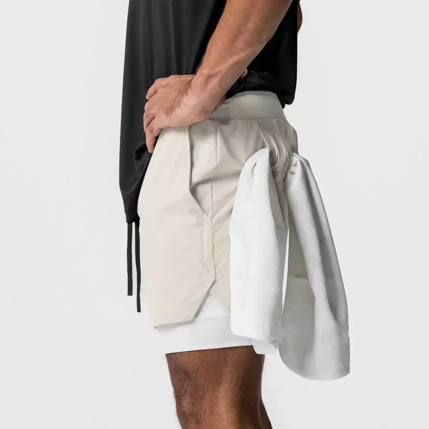 Hombres, pantalones cortos de entrenamiento para anime 2 en 1 para gimnasio en color beige con un diseño asimétrico por capas, cordones negros y trabilla para la toalla, que ofrece soporte durante el ejercicio.