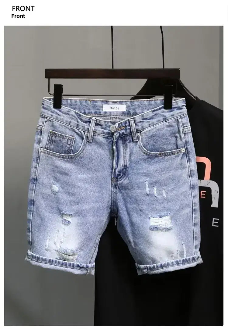 Herren rissen schmale Denim-Shorts im Hellwasch-Slim-Fit-Schnitt mit ausgefransten, rissigen Details und umgeschlagenen Säumen.