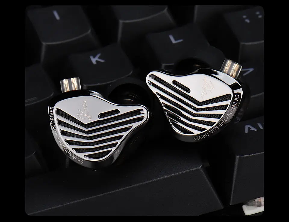 Monitores in-ear con controlador Kin innovador plateado y negro de Gk Kunten Hifi, con diseño angular y estilizado, de la línea de productos de los auriculares de inserción (in-ear) con cable Gk Kunten HiFi con micrófono.