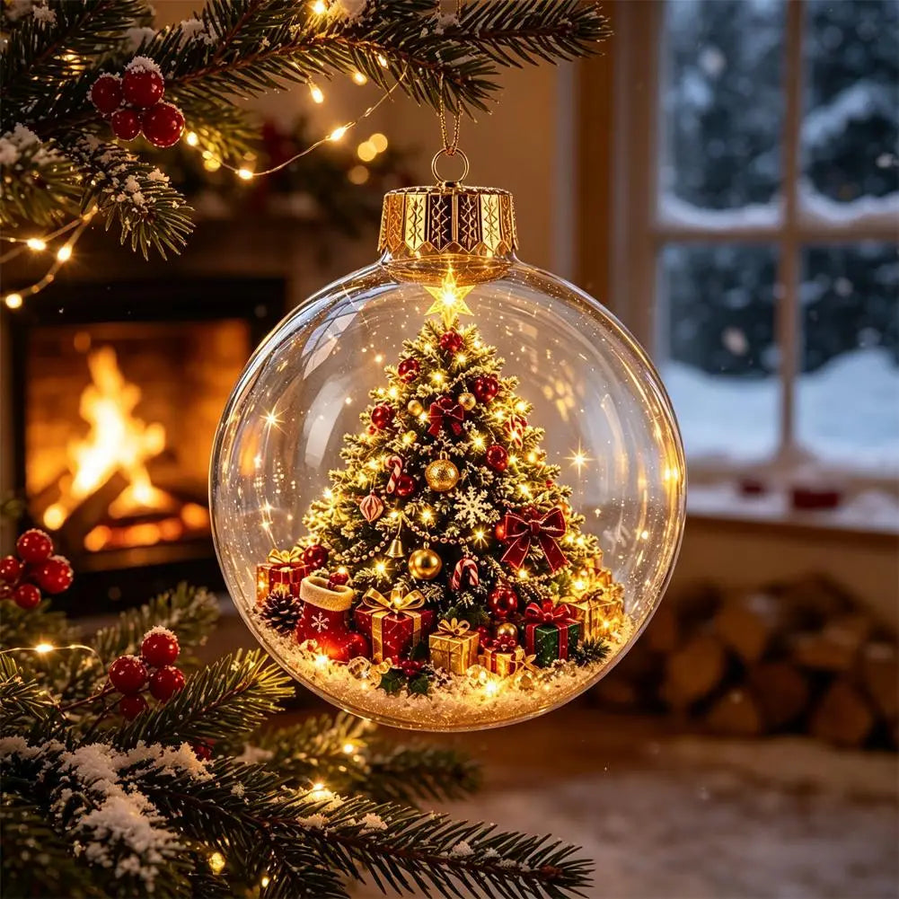 Eine klare, leuchtende Glas-Globus-Weihnachtszierkugel mit einem goldveredelten Deckel, enthaltend einen miniatur dekorierten Baum sowie rote und goldene Geschenke für eine unzerbrechliche Feiertagsdekoration.