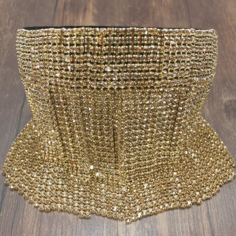 Bandeau en perles et strass avec ceinture de style corset en strass doré scintillant, rehaussée, avec un design dégradé évasé, pour une tenue de mariée élégante.