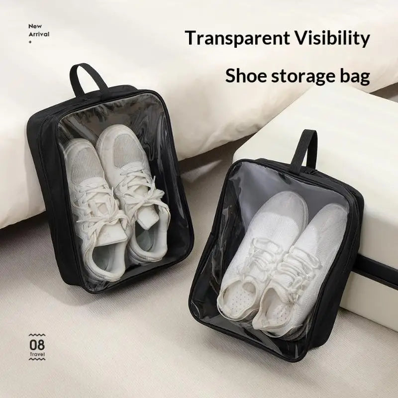 Sac de voyage imperméable noir transparent pour chaussures, avec panneau frontal transparent, côtés en tissu noir et pochette de rangement à fermeture à glissière.