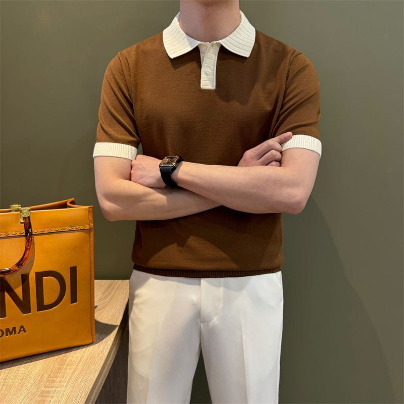 Camiseta tipo polo de punto con bloques de color marrón con cuello acanalado blanco y puños de las mangas, confeccionada en tejido de punto suave.