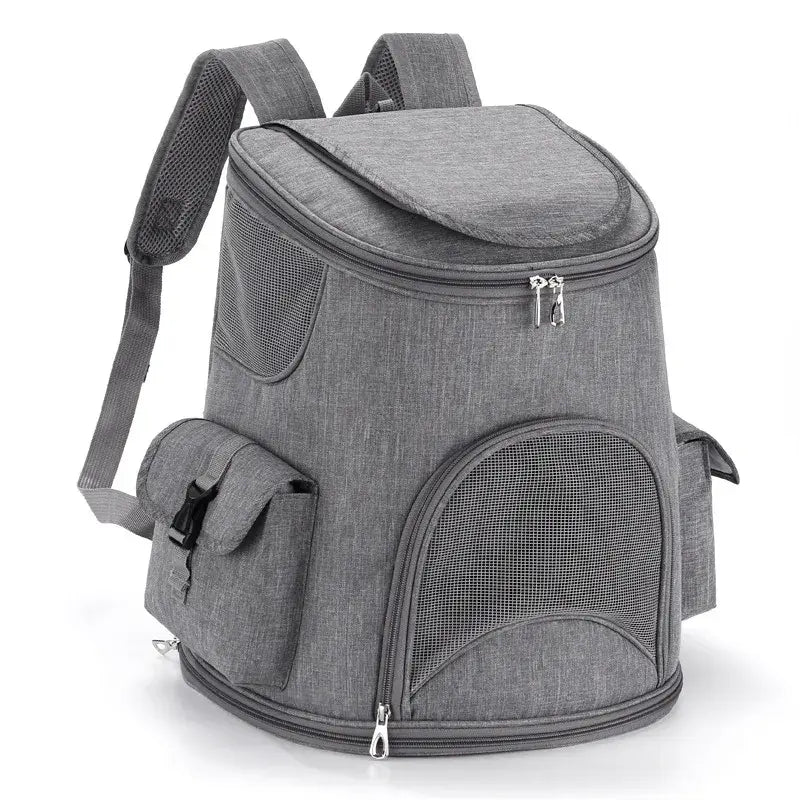 Mochila de viaje para mascotas de tela Oxford texturizada color gris, con paneles de malla y cremalleras plateadas, diseñada para caminatas y suministros para mascotas al aire libre.