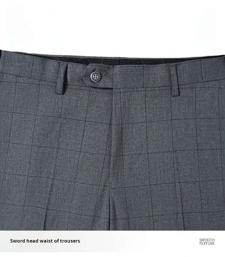 Graue karierte Hosen mit glatter Textur und Schwertkopf- Bundabschluss, kombiniert mit einem schmalen, einreihigen schwarzen Anzugsakko für das Tragen in vier Jahreszeiten.